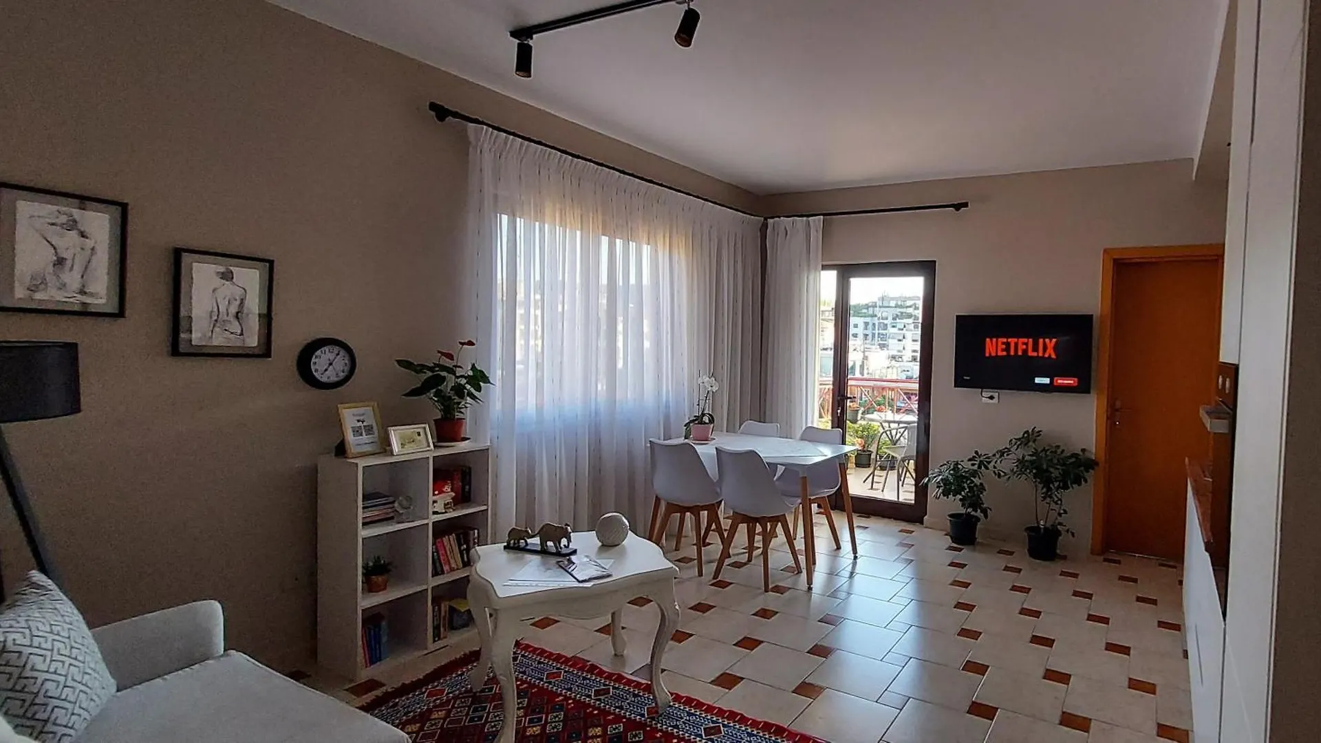 Cozy Apartment In The Heart Of Bllok Tirana