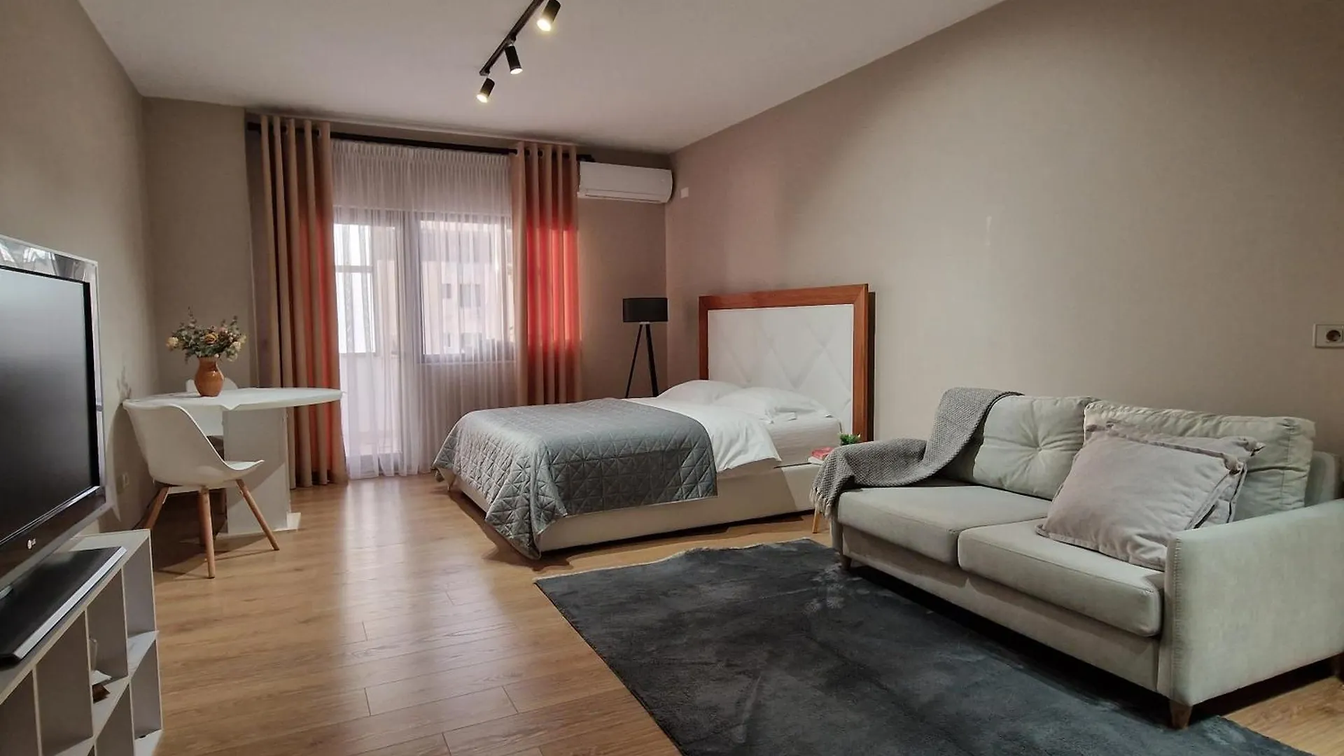 Cozy Apartment In The Heart Of Bllok Tirana Albanien